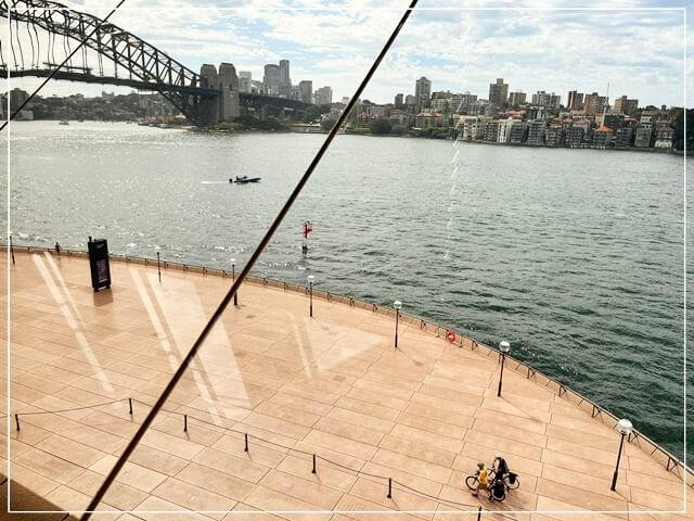 シドニーオペラハウス英語ツアーの様子。ハーバーブリッジが見える