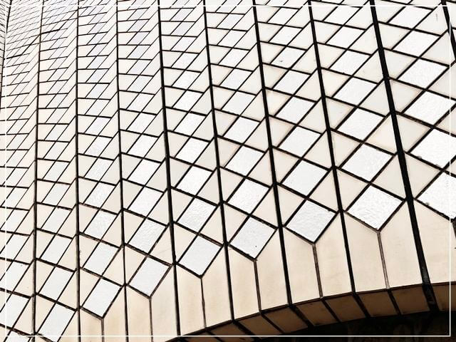 シドニーオペラハウスの屋根のタイルは真っ白じゃない