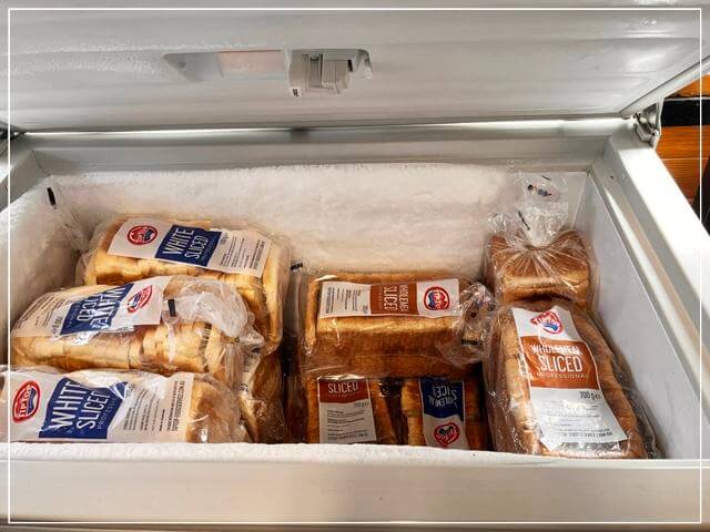 クレイドルマウンテンのビジターセンター近くのグローサリーストアで売られていたパン