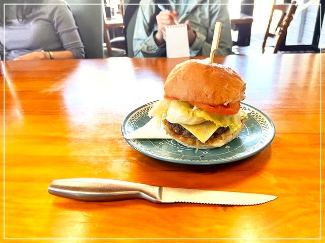 タスマニアのシェフィールドのレストラン「Black Smith」で食べたハンバーガー