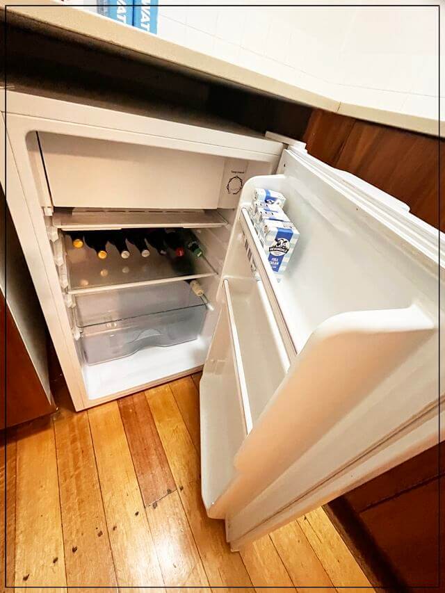 タスマニアのペッパーズクレイドルマウンテンロッジの部屋にある冷蔵庫