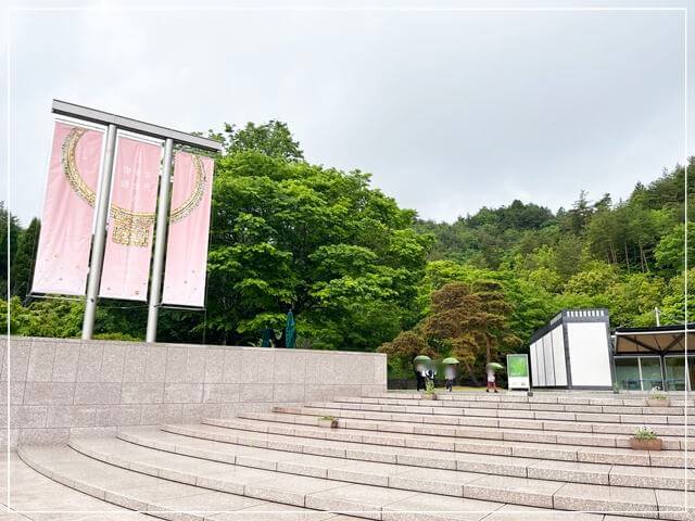滋賀県のMIHO MUSEUM（ミホミュージアム）のレセプション棟へ向かう階段
