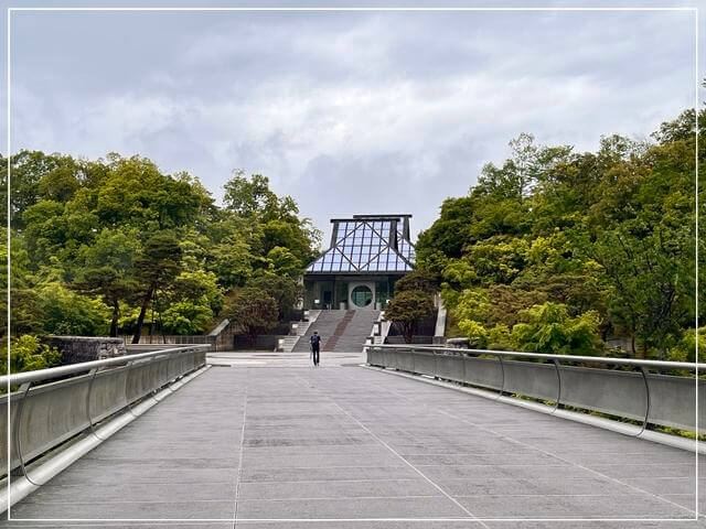 滋賀県MIHO MUSEUMのトンネルを出て見える本館