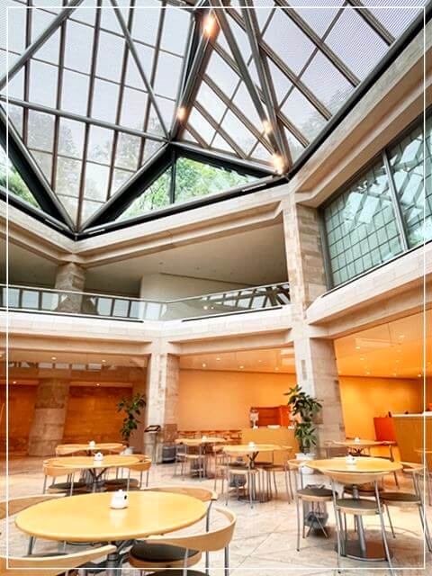 滋賀県MIHO MUSEUM（ミホミュージアム）のカフェの店内の様子