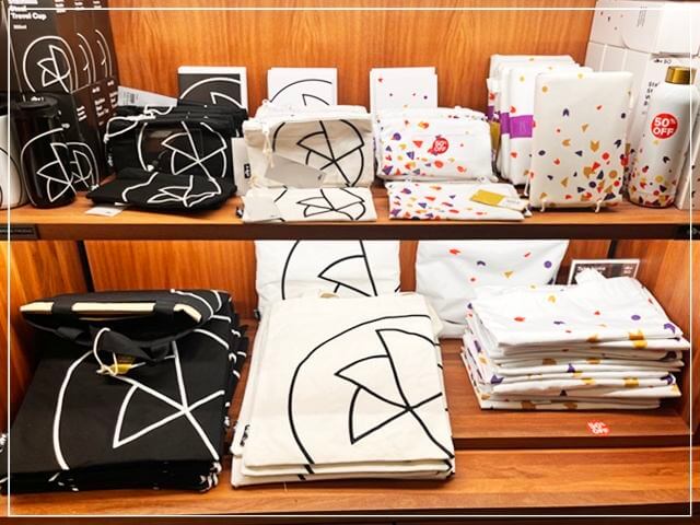 シドニーオペラハウスのお土産物屋さんで売られているトートバッグやポーチなど