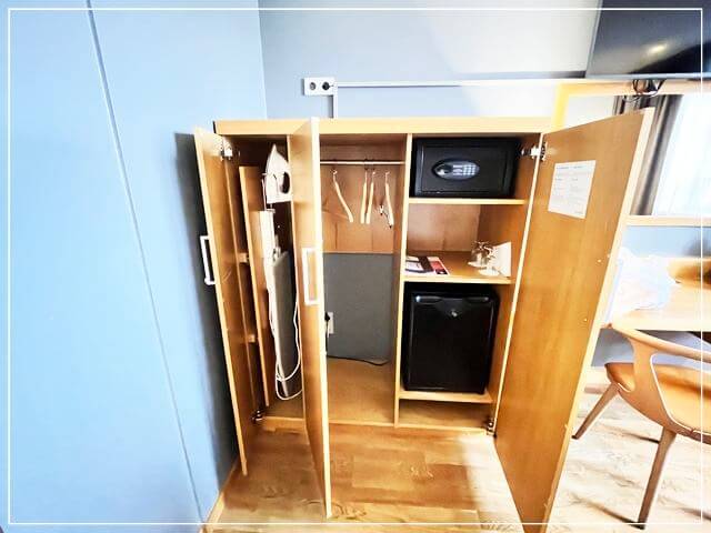 タンペレ駅前にあるスカンディックタンペレシティホテルのツインルームの金庫など