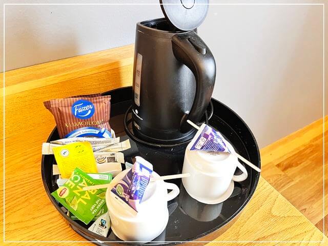 タンペレ駅前にあるスカンディックタンペレシティホテルのツインルームにあったお茶