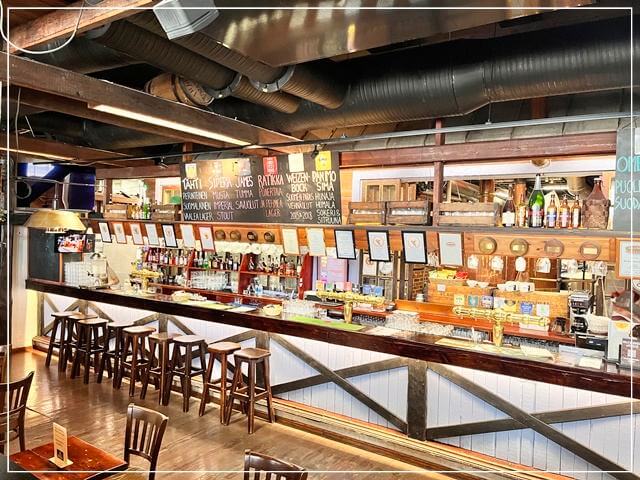 タンペレにある自家製ビールで知られる老舗レストラン「Brewery Restaurant Plevna」のカウンター