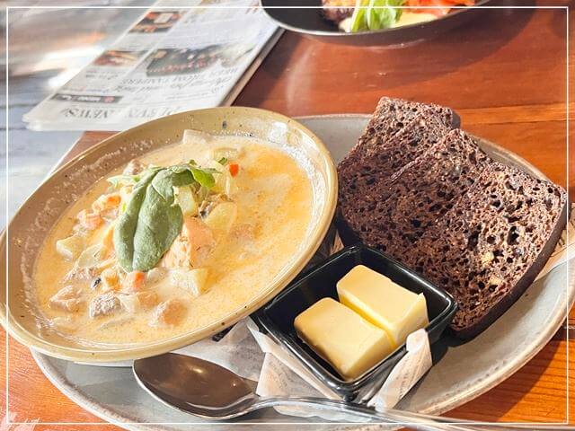 自家製ビールで知られる老舗レストラン「Brewery Restaurant Plevna」のサーモンスープ