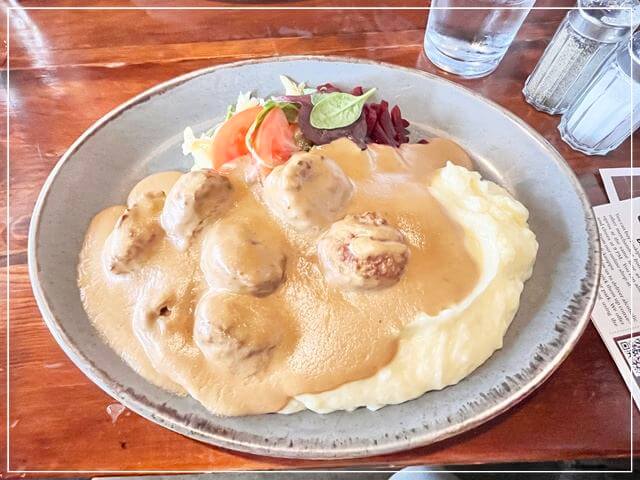 自家製ビールで知られる老舗レストラン「Brewery Restaurant Plevna」のミートボール