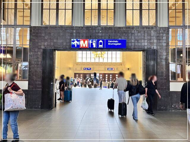 ヘルシンキの駅の構内の様子
