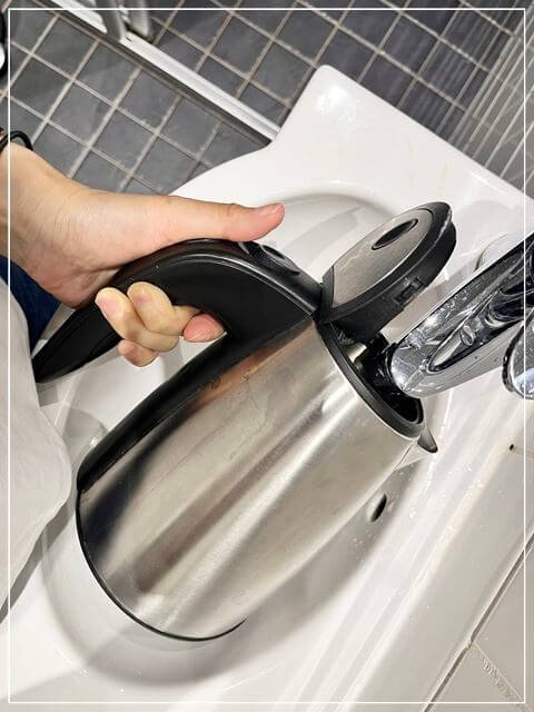 ホテルヘルカ宿泊レビュー。水道からポットに水を入れてお湯をわかそうとするところ