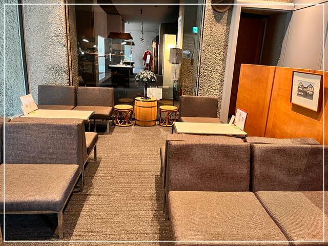 岡山市立オリエント美術館カフェ「イブリク」の店内