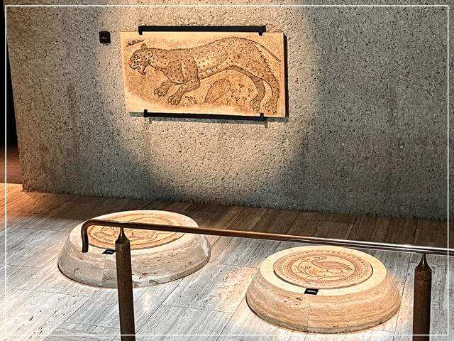 岡山オリエント美術館のホールのトラ