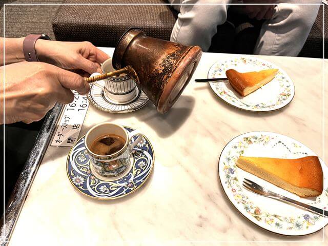 岡山オリエント美術館のカフェ「イブリク」でアラビックコーヒーを淹れてもらう