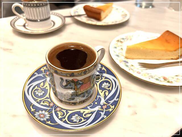 岡山市立オリエント美術館カフェ「イブリク」のアラビックコーヒーとチーズケーキ