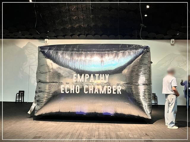 ヘルシンキのアモス・レックス美術館の展示「EMPATHY ECHO CHAMBER」