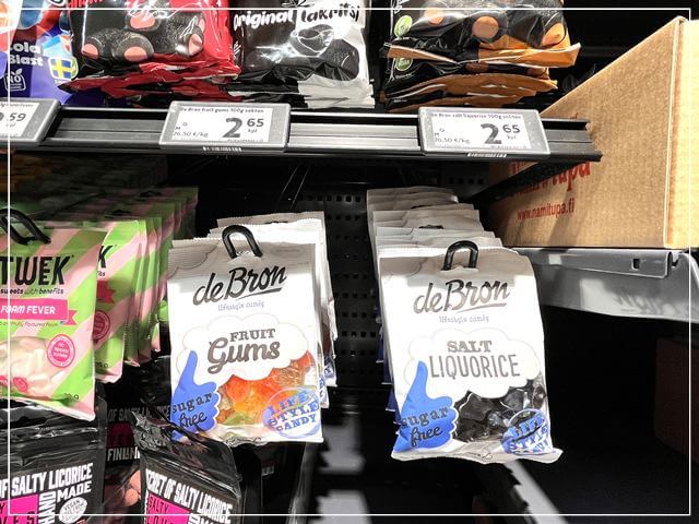 フィンランドのスーパー「K-supermarket」で売られているばらまき用土産におすすめのサルミアッキグミ(€2.65~)