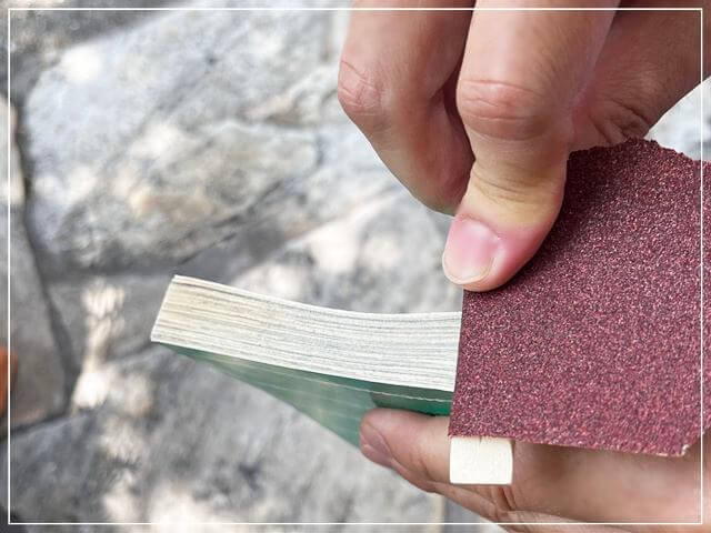 割りばしに紙ヤスリを巻いて本の天を削る