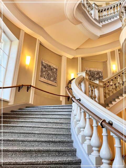 ヘルシンキ自然史博物館の美しい館内の階段