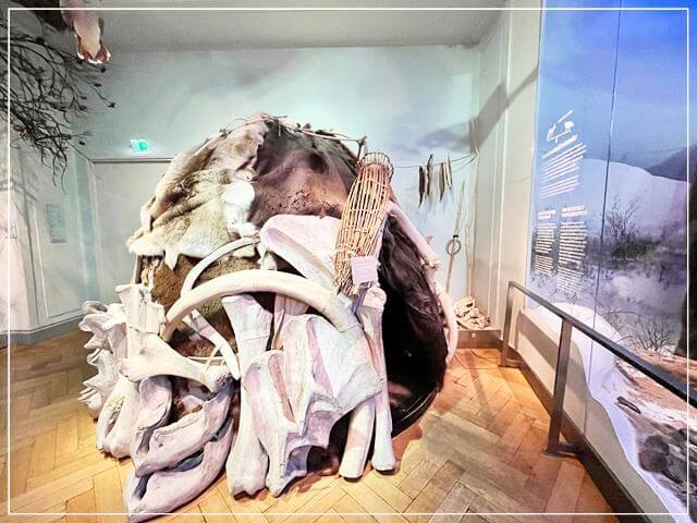 ヘルシンキ自然史博物館の昔の人の居住（再現）