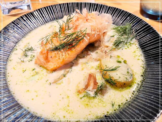 ヘルシンキのカンピショッピングセンターにある魚料理のお店「Fisken pa Disken」のサーモンスープ(スープが注がれたあと)