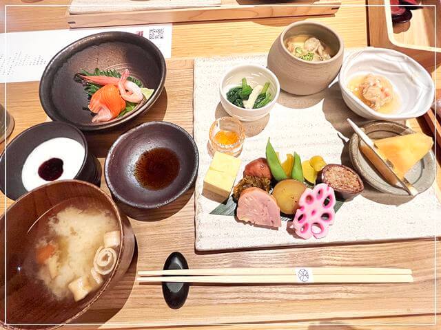 由縁札幌の朝食(八寸や味噌汁、ヨーグルトなど)