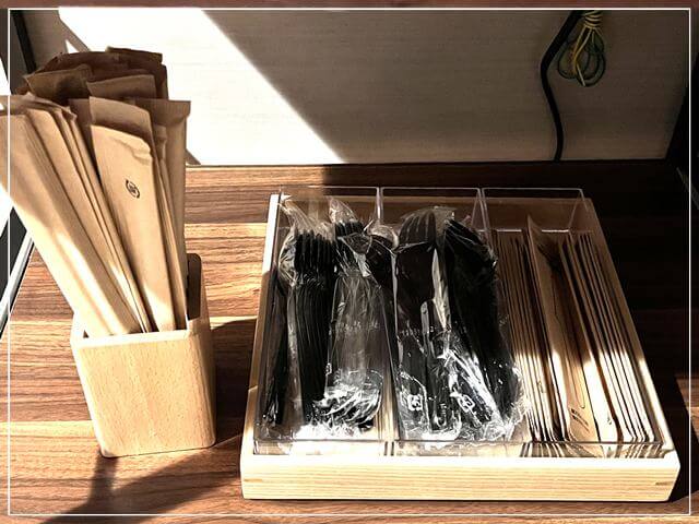 由縁札幌の電子レンジ下にあるフォークやナイフ